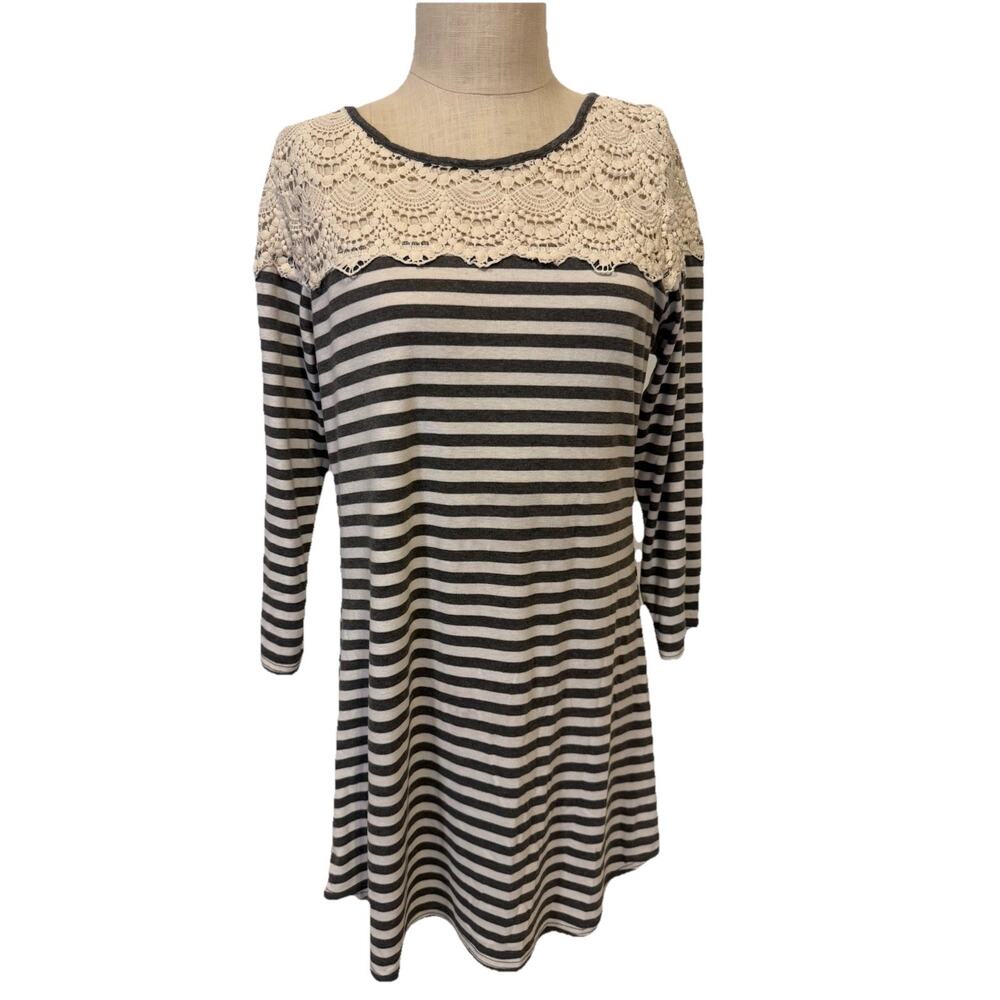 Umgee USA M Striped Tunic Dress Gray Black Lace Yoke 3/4 Sleeve Boho Casual